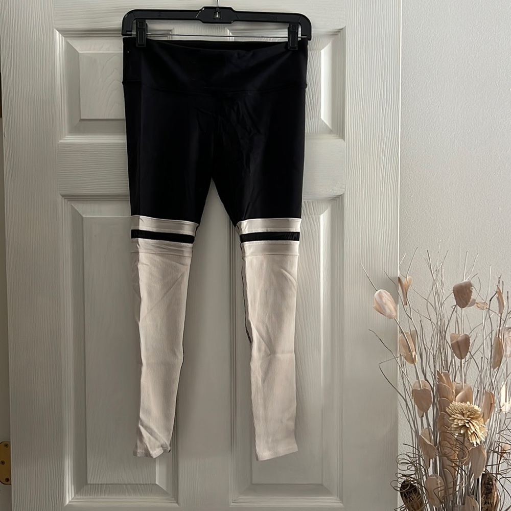 Alo Yoga 7/8 Black and Taupe Mesh leggings Size S